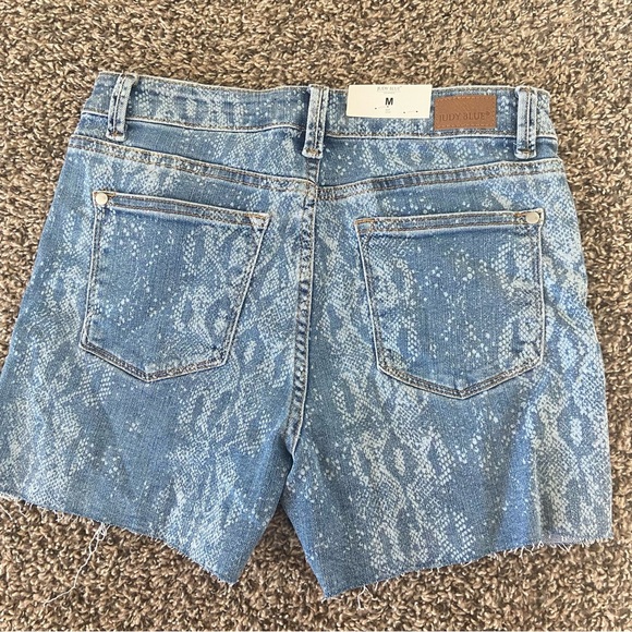Judy Blue Medium mid rise snakeskin cut off frayed shorts NWT - Picture 3 of 4